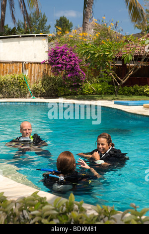 L'Indonésie, Lombok, Gili Trawangan, stagiaire de plongée sous-marine en piscine - centre de plongée Banque D'Images