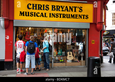 Magasins de musique sur Denmark Street, Londres. Également connu sous le nom de Tin Pan Alley, c'est le plus connu pour les instruments de musique. Banque D'Images