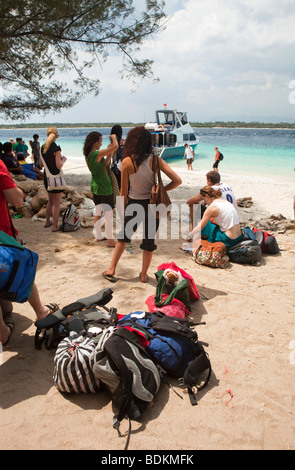 L'Indonésie, Lombok, Gili Trawangan, backpackers en attente sur plage pour bateau rapide à Bali Banque D'Images