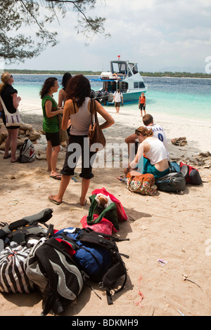 L'Indonésie, Lombok, Gili Trawangan, backpackers en attente sur plage pour bateau rapide à Bali Banque D'Images