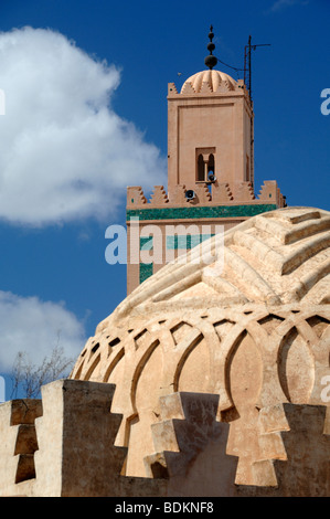 Dôme de la Koubba Almoravide (Ba'adiyn c12th) Fontaine& Ali Ben Youssef et Minaret Mosquée, Marrakech, Maroc Banque D'Images