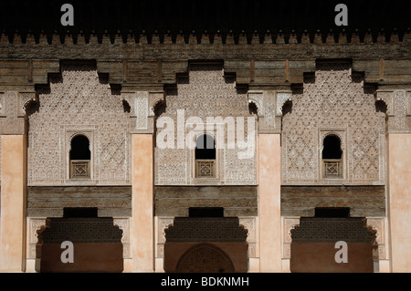Cour intérieure et mur décoratif Détails de l'Ali Ben Youssef Medrasa (achevé 1564-65)) Collège islamique ou École, Marrakech, Maroc Banque D'Images