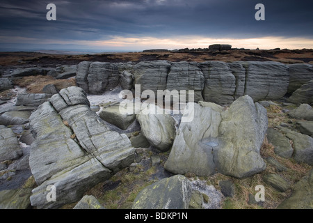 Des formations de roche de grès pierre meulière à Blackstone Edge sur les Pennines près de Rochdale au lever du soleil Banque D'Images