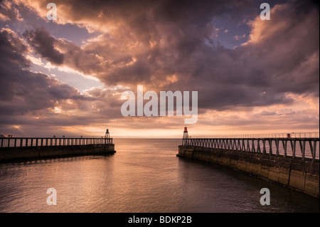 Un milieu de l'été Coucher du Soleil prises de Whitby's East Pier Banque D'Images