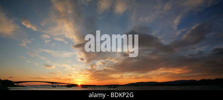 Coucher de soleil sur le Skye road pont menant de Kyle of Lochalsh à Kyleakin, île de Skye, en Ecosse. Banque D'Images