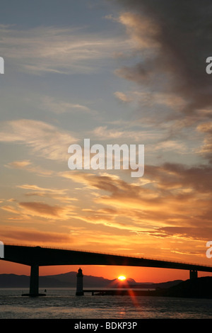 Coucher de soleil sur le Skye road pont menant de Kyle of Lochalsh à Kyleakin, île de Skye, en Ecosse. Banque D'Images