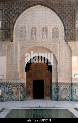 Porte et piscine centrale dans la cour de la Madrasa Ali Ben Youssef (achevé 1564-65) ou école islamique, Marrakech, Maroc Banque D'Images