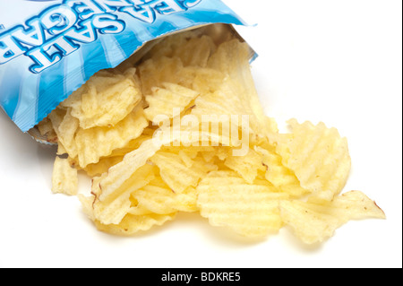 Un paquet ouvert de 'Salt et le vinaigre de pomme de terre chips ondulée' Banque D'Images