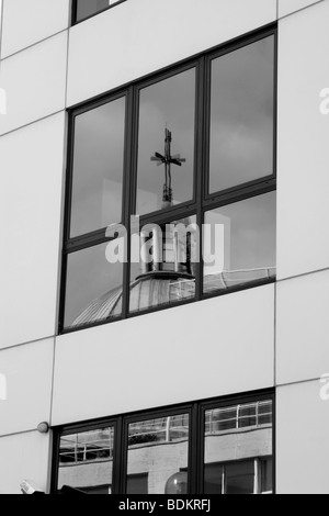 Reflet de l'église de Milton Keynes en fenêtres de bureau , Buckinghamshire , Angleterre , Royaume-Uni Banque D'Images