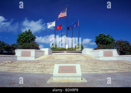 Cour d'honneur et d'un drapeau au Cercle American Memorial Park, commémorant la bataille de Saipan dans la Seconde Guerre mondiale ; Garapan, Saipan. Banque D'Images