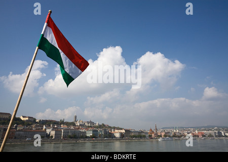 Drapeau hongrois et vue sur rivière du Danube à la colline du Château de Buda, à Budapest, Hongrie Banque D'Images