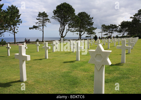 Tombes au cimetière américain, au-dessus d'Omaha Beach à Colleville-sur-Mer, Normandie France Banque D'Images