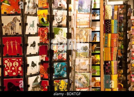 Des cartes postales colorées pour vendre à Paris France Banque D'Images