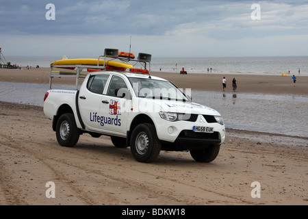 Sauveteur RNLI pick up truck patrouiller à Mablethorpe beach, Lincolnshire Banque D'Images