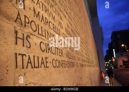 Inscription latine sur le monument de l'Ara Pacis à Rome la nuit Banque D'Images