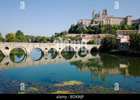 Le vieux pont sur la rivière Orb dans la ville française de Beziers Banque D'Images