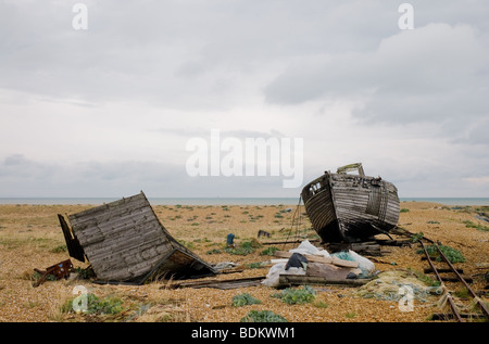 Un bateau en ruine et versé sur la plage à Dungeness, dans le Kent, Angleterre Banque D'Images