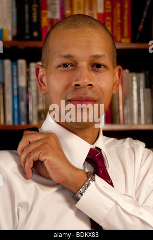 Portrait d'un African American man in business suit with coat par dessus son épaule. Banque D'Images