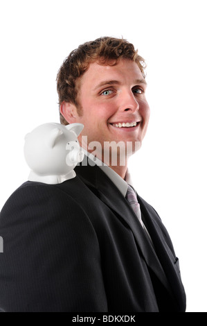 Man with piggy bank on shoulder isolé sur fond blanc Banque D'Images