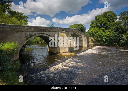 Pont sur la rivière Wharfe à Ilkley, Wharfedale, Yorkshire Dales, West Yorkshire Banque D'Images