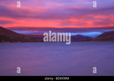 Coucher de soleil sur Loch Broom depuis Ullapool. Ross et Cromarty, Écosse Banque D'Images