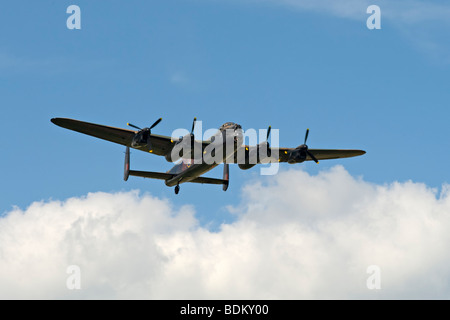 Bombardier Lancaster de la Battle of Britain Memorial Flight dans le ciel au-dessus de Douvres. Banque D'Images