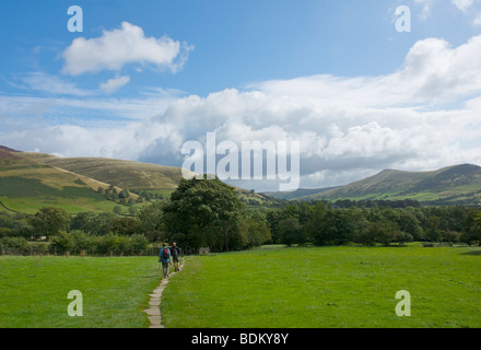 Deux marcheurs sur la section pavée du Pennine Way, de Edale jusqu'à Kinder Scout, parc national de Peak, Derbyshire, Angleterre, Royaume-Uni Banque D'Images