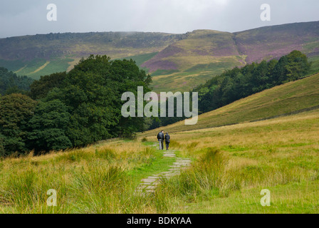 Deux marcheurs sur la section pavée du Pennine Way, de Edale jusqu'à Kinder Scout, parc national de Peak, Derbyshire, Angleterre, Royaume-Uni Banque D'Images