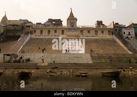 Le Ganga (le Gange) river tours les rives de la Jain Ghat de Varanasi, Inde. Une croix gammée orne les ghats. Banque D'Images