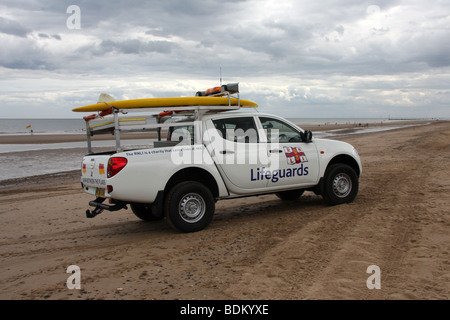 Sauveteur RNLI pick up truck patrouiller à Mablethorpe beach, Lincolnshire Banque D'Images