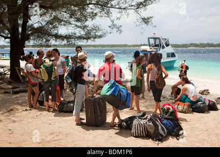 L'Indonésie, Lombok, Gili Trawangan, backpackers en attente sur plage pour bateau rapide à Bali Banque D'Images