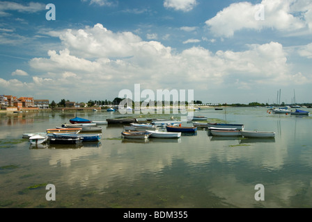 Emsworth quay sur une journée encore du moulin à marée à l'ancre des bateaux et nuages reflètent dans les eaux calmes de la mer Banque D'Images