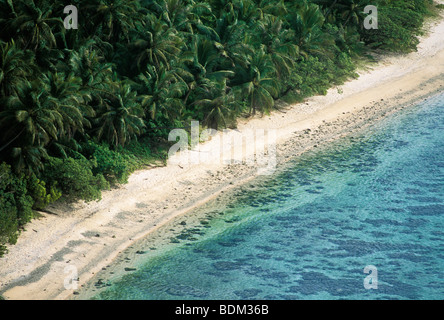 Gognga Beach et la noix de coco palmier jungle vu de deux amoureux (Puntan Dos Amantes), Guam. Banque D'Images