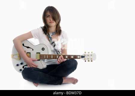 Belle Jeune femme jouant un blanc semi acoustic guitar Banque D'Images