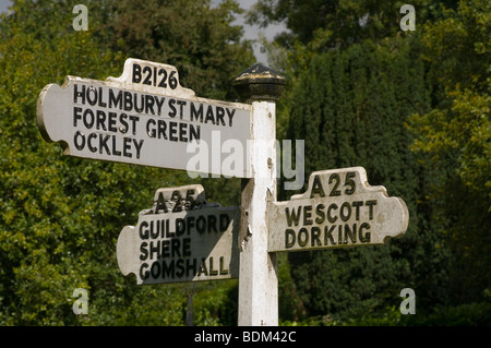 Directions Village Road Sign Abinger Hammer Surrey England Banque D'Images