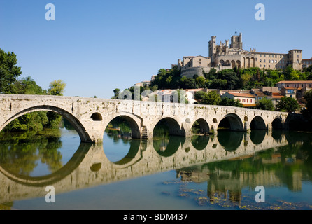 Le vieux pont sur la rivière Orb dans la ville française de Beziers Banque D'Images