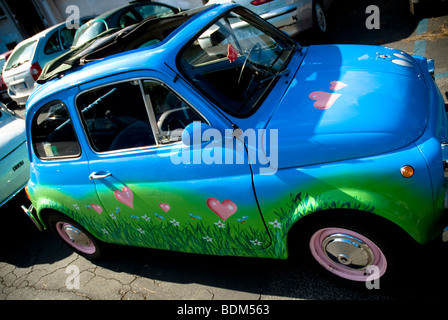 Fiat, bambino 500, l'Italien vintage car peint avec amour coeurs rose Banque D'Images