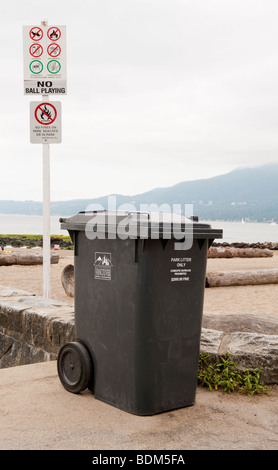 Signer et poubelle à la troisième plage, parc Stanley, Vancouver, BC, Canada, Amérique du Nord Banque D'Images