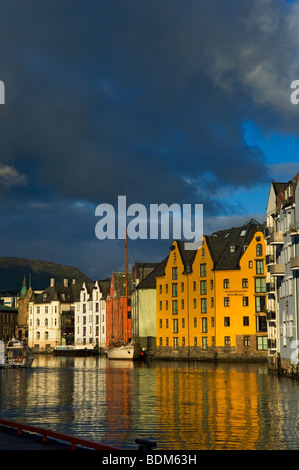 Vue sur le canal de Brosundet avec yachts et maisons Art Nouveau à Alesund. Norvège Banque D'Images