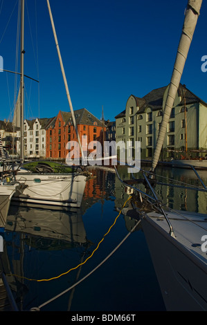 Vue sur le canal de Brosundet avec yachts et maisons Art Nouveau à Alesund. Norvège Banque D'Images