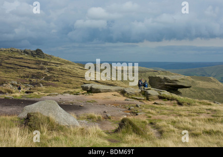 Deux marcheurs au tabouret Noe sur Kinder Scout, près de Edale, parc national de Peak, Derbyshire, Angleterre, Royaume-Uni Banque D'Images