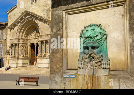 Fontaine à la place de la République et de la cathédrale Saint Trophime en arrière-plan. Arles. Bouches du Rhône. Provence. France Banque D'Images