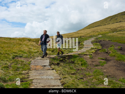 Deux marcheurs sur nouveau marqué section du sentier Pennine Way, Kinder Scout, près de Edale, parc national de Peak, Derbyshire, Angleterre, Royaume-Uni Banque D'Images