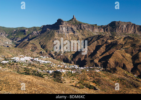 Tejeda village au centre de Grande Canarie avec Roque Nublo (cloud rock, 1813m ) dans l'arrière-plan. Banque D'Images