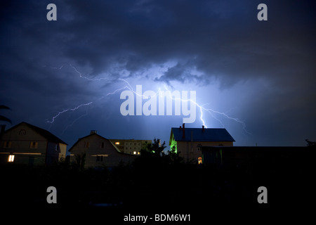 La foudre dans le ciel nuageux ciel tempête sur village Banque D'Images