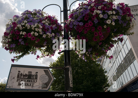 À signer le marché de Portobello Londres Notting Hill UK des paniers de fleurs Banque D'Images