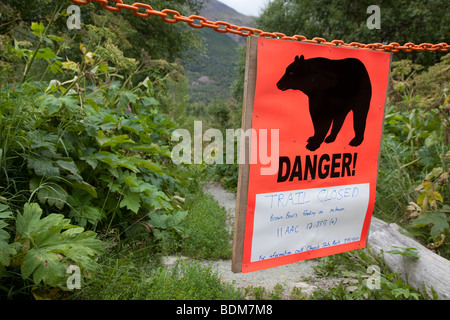 Eagle River, Alaska - un signe avertit qu'un sentier dans le parc d'état de Chugach est fermée en raison d'un danger de l'ours brun. Banque D'Images