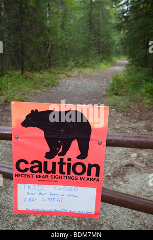 Eagle River, Alaska - un signe avertit qu'un sentier dans le parc d'état de Chugach est fermée en raison d'un danger de l'ours brun. Banque D'Images