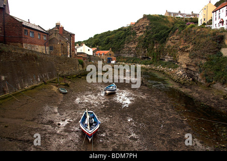 Staithes Beck, coble bateaux dans l'estuaire du petit village de pêcheurs de Staithes, North Yorkshire, England, UK Banque D'Images