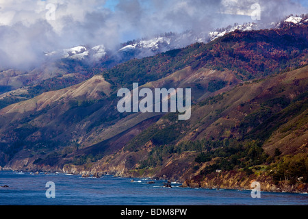 Une tempête de compensation révèle les sommets enneigés des montagnes Santa Lucia et la parcelle de Big Sur, Californie, USA. Banque D'Images